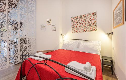1 dormitorio con cama roja y manta roja en Gorgeous Apartment In Rignano Sullarno With House A Panoramic View, en Rignano sullʼArno