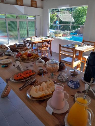 una mesa de madera con comida encima en Caminito, en Santo Antônio do Pinhal