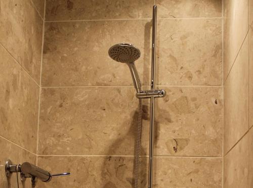 uma casa de banho com uma cabeça de chuveiro em Une Nuit Ailleurs em Le Locle