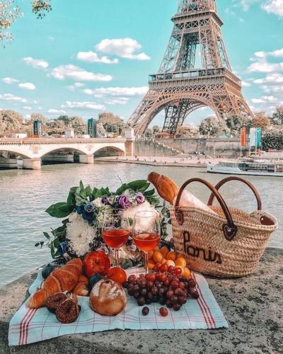 un plateau de nourriture sur une table devant la tour Eiffel dans l'établissement 2 Bedroom Condomium with Terrace & Garden, à Saint-Germain-en-Laye