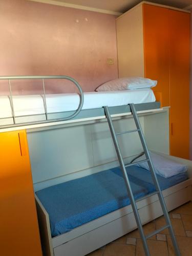 2 Etagenbetten in einem Zimmer mit einer Leiter in der Unterkunft Casa Santa Maria in Frosolone