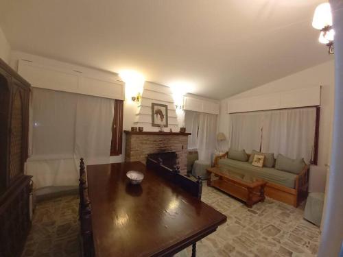 sala de estar con sofá y mesa en Comodo y amplio Chalet de Montaña con Chimenea en Los Cocos
