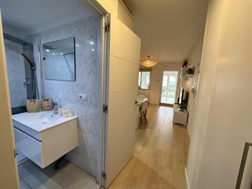 Central Apartment with Terrace & Seasonal Pool Terraza y Piscina