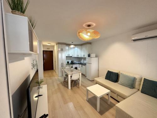 Central Apartment with Terrace & Seasonal Pool Terraza y Piscina
