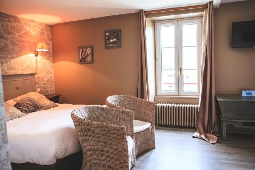 Ένα ή περισσότερα κρεβάτια σε δωμάτιο στο Logis Auberge le centre poitou