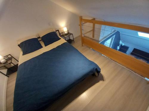- une chambre avec un grand lit dans l'établissement Appart'Hotel Saint-Omer, à Saint-Omer