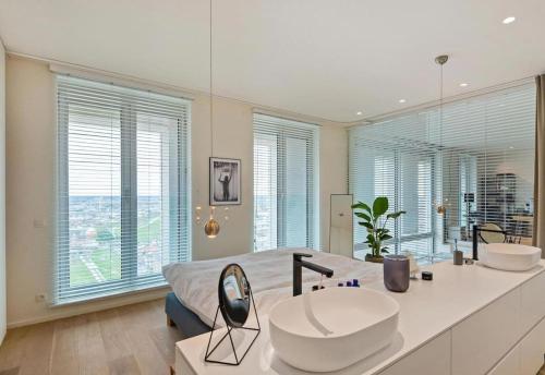アントワープにあるSky loft - Luxurious Penthouse - Antwerp 180 m²の大きなベッドと洗面台のあるバスルーム