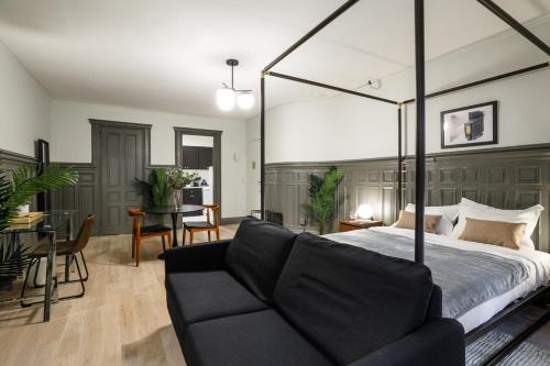 um quarto com uma cama, um sofá e uma mesa em Apartment 227: Upper West Side em Nova York