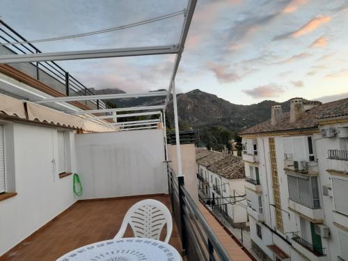 a balcony with chairs and a view of the mountains at La casita de carmen in Cazorla
