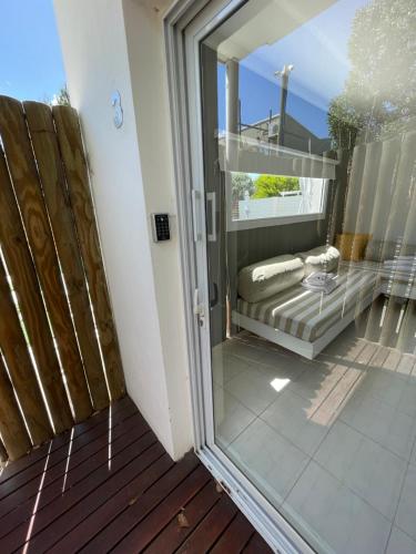 una puerta corredera de cristal con vistas a un balcón en Apart Nivel Cero, en Monte Hermoso