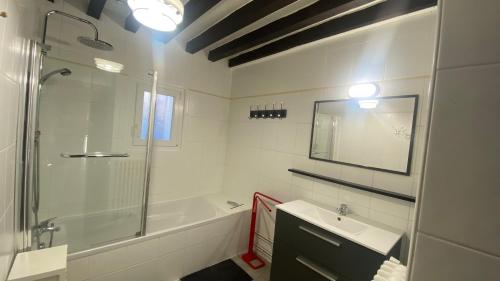 une salle de bain avec une douche, un lavabo et une baignoire dans l'établissement Villa a 2mn de la plage, à Saint-Georges-de-Didonne