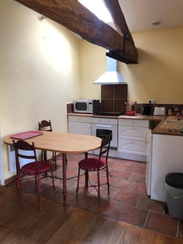 een keuken met een tafel en stoelen bij chateau de Thegra le Phenix in Balma