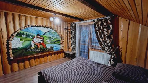 ein Schlafzimmer mit einem Bett und einem Wandgemälde in der Unterkunft Villa Zgarda1 in Mykulytschyn