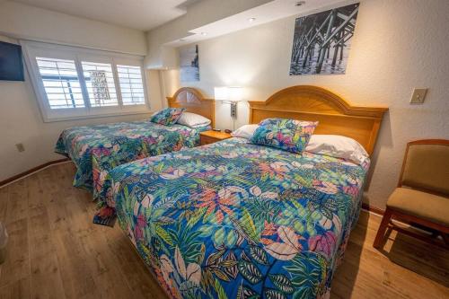 um quarto de hotel com duas camas e uma janela em New Remodeled Direct Oceanfront Views @ Beach Cove em Myrtle Beach