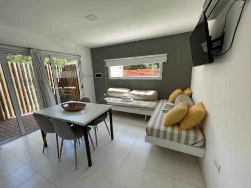 uma sala de estar com um sofá e uma mesa em Apart Nivel Cero em Monte Hermoso