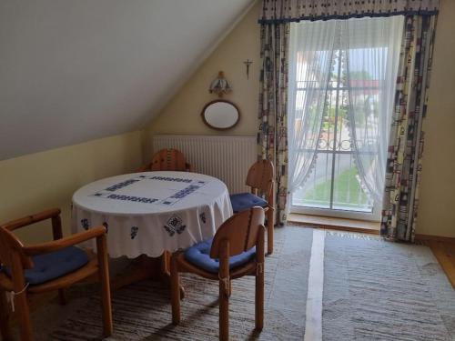 a room with a table and chairs and a window at 2 Zimmer Wohnung in Thermennähe für 4 Personen in Bad Waltersdorf