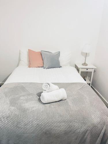 a bedroom with a bed with towels on it at Family Room close in Bristol