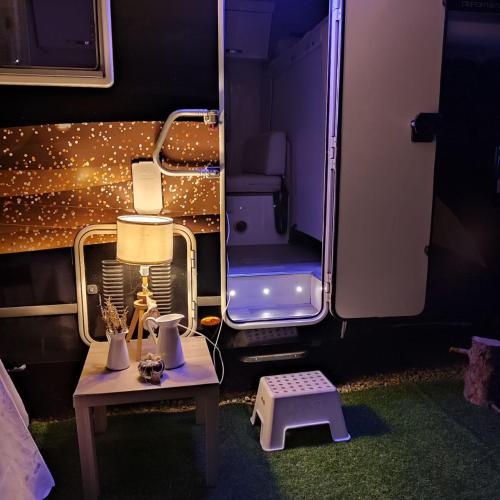 um quarto com uma mesa e uma cadeira e um rv em Paraíso del bienestar em Cádiz