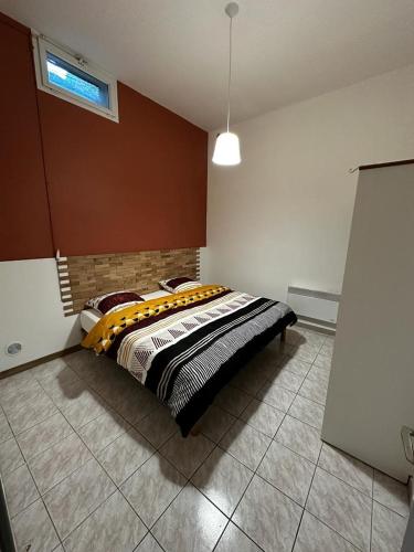 une chambre avec un lit dans le coin d'une pièce dans l'établissement Superbe appartement, à Lamalou-les-Bains
