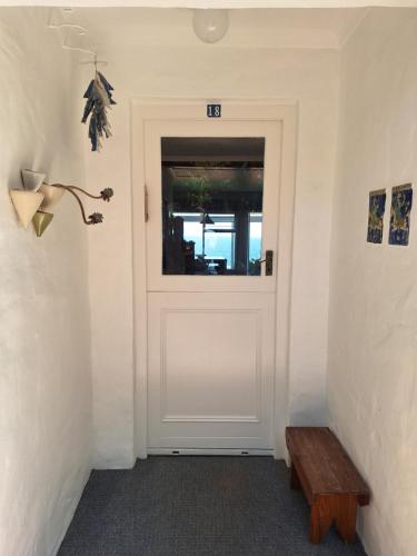 una puerta blanca con una ventana en un pasillo en Sea View, en Yzerfontein