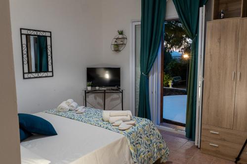 een slaapkamer met een bed met handdoeken erop bij Casa Vacanze Lachesi in Caccamo