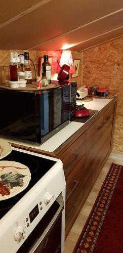 une cuisine avec une cuisinière et un comptoir dans l'établissement Appartement F2 tout confort ****, à Saint-Jean-de-Luz