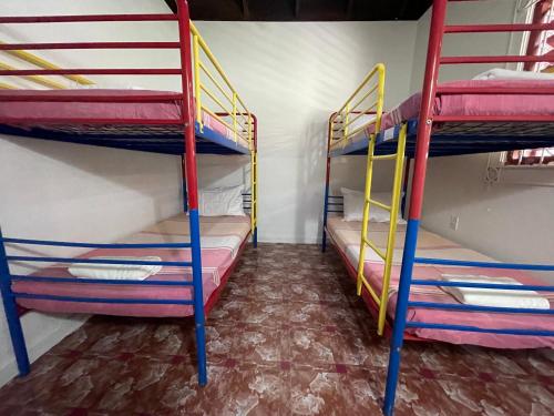 モンテゴ・ベイにあるThe Lodge @ Peaceful Palmsのフロア付きの客室で、二段ベッド2台が備わります。