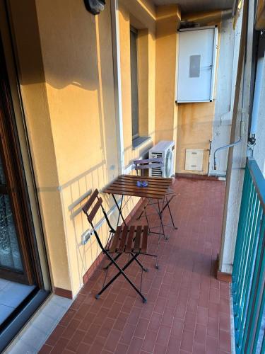 a table and chairs on a balcony with a microwave at Lo scrigno in Chiozzola