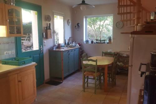 - une cuisine avec une table, une table et des chaises dans l'établissement Maison chaleureuse, magnifique vue mer, à Ploubazlanec
