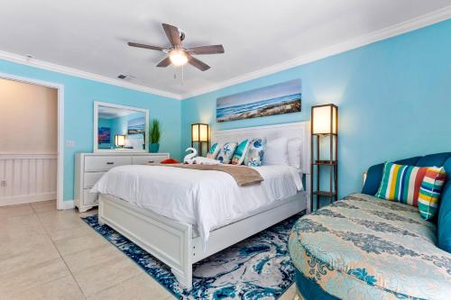 a bedroom with a bed and a ceiling fan at Beautiful Tropical Home with Private Heated and Chilled Pool in Kissimmee