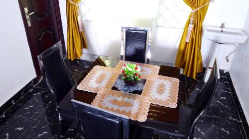 einen Tisch mit einem Kuchen darüber in der Unterkunft Logan Point Apartment in Benin-Stadt