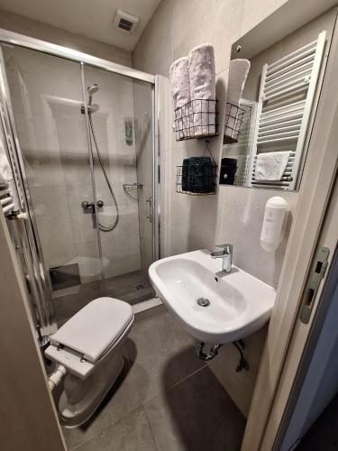 Koupelna v ubytování Studio apartmani Louis i Lola
