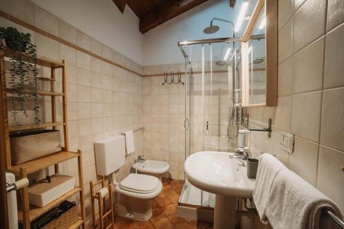 uma casa de banho com um WC e um lavatório em Maison Petit Rouge Aosta em Aosta
