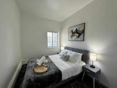 - une chambre avec un lit, une table et un aigle dans l'établissement GREAT VALUE & Stylish, Queen Beds, W/D, Free Park, à Schenectady