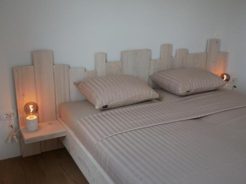 - un lit avec 2 oreillers dans l'établissement Appartementen Brisa, à Labin
