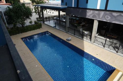 an overhead view of a swimming pool on top of a building at Nine blue residence in Nong Prue