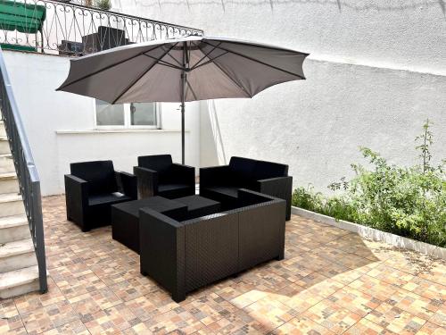 un parasol installé au-dessus d'une terrasse dans l'établissement Large double room 2 with en-suite bathroom and Belcony, à Oeiras