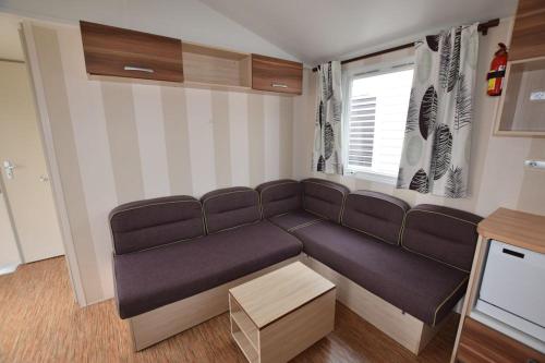 un salon avec un canapé et une fenêtre dans l'établissement CAMPING GASTES 617b, à Gastes