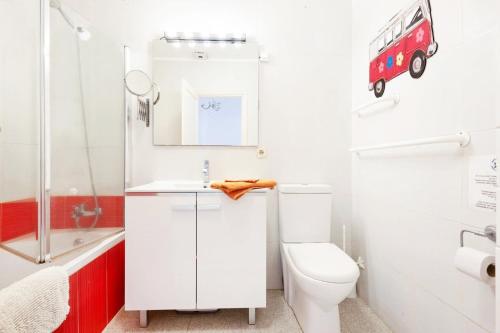 ChayofaにあるCasa La Isla 1のバスルーム(白いトイレ、壁に赤いバス付)