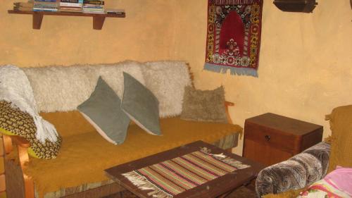 ein Wohnzimmer mit einem Sofa mit Kissen darauf in der Unterkunft Zagroda Zalipie in Gostynin