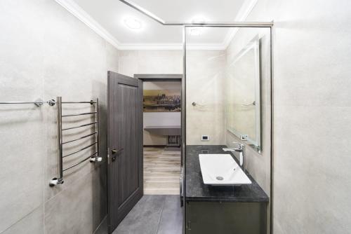 y baño con lavabo y espejo. en One-BDR Luxury apartment, en Ereván