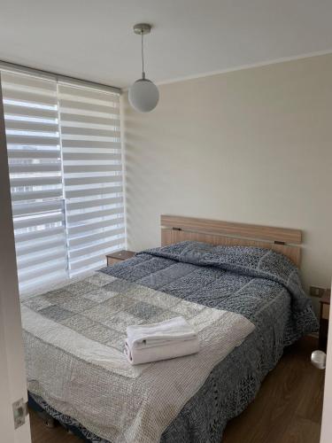 een slaapkamer met een bed met een handdoek erop bij Brisas in Talcahuano
