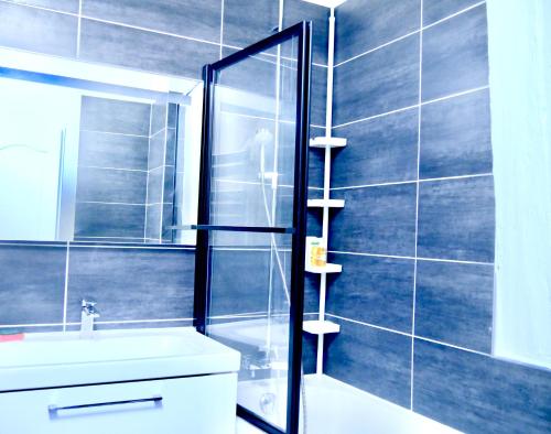 une salle de bain avec une douche, des toilettes et un lavabo dans l'établissement Family Home, à Sens