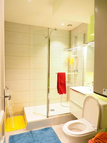 une salle de bain avec une douche avec des toilettes et un lavabo dans l'établissement STB2, à Strasbourg