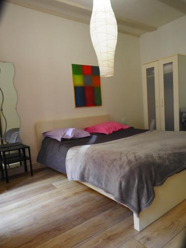 ein Schlafzimmer mit einem Bett und einem Wandgemälde in der Unterkunft STB2 in Straßburg