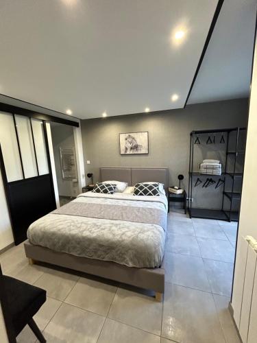 a bedroom with a large bed in a room at Appart dans un superbe quartier wierde in Namur