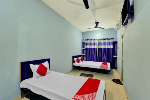 a bedroom with two beds and a window at Super OYO Flagship Glad Guest House in Patna