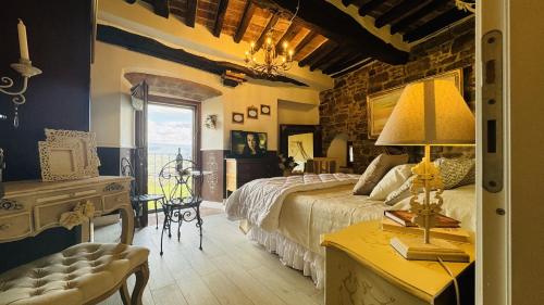 ein Schlafzimmer mit einem Bett und einem Tisch mit einer Lampe in der Unterkunft Residenza Teatro Antico in Todi