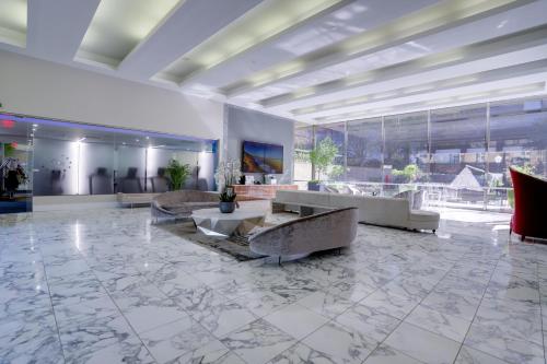 a lobby with a couch and a table in a building at Elegance in Crystal City - Amazing Apartment with gym in Arlington