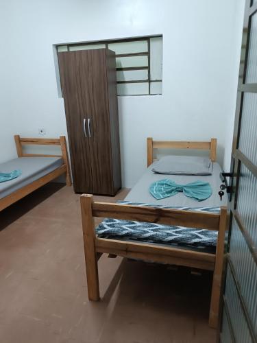 een kamer met 2 stapelbedden en een kast bij Pousada cantinho da felicidade in Uberlândia